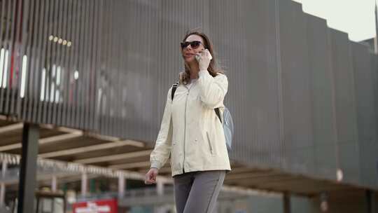 一个成年女性随时准备保持联系