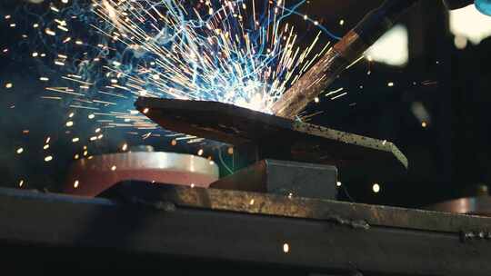 大国工匠电焊工人 火花