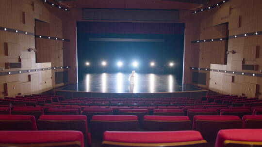 一名演员在戏剧舞台中央表演视频素材模板下载