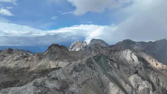 近距离航拍川西稻城亚丁山脉自然风光