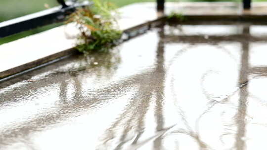 雨水在阳台溅起水花