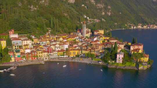 意大利科莫湖畔的瓦伦纳村。意大利著名的高山湖泊
