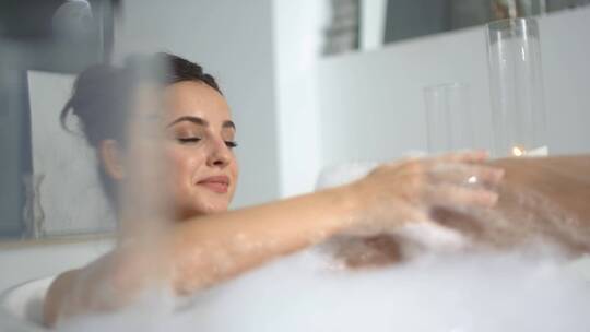 女人躺在浴缸里洗澡  视频素材模板下载
