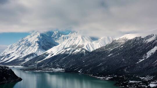 雪山湖泊航拍