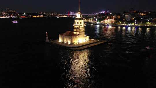 伊斯坦布尔博斯普鲁斯海峡夜晚的空姐塔