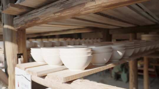 木架上的陶瓷碗坯素胚空镜运镜