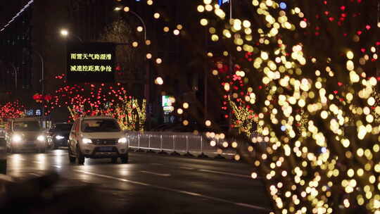 城市街道车流新年灯笼