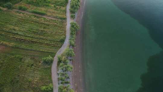 航拍海边的道路