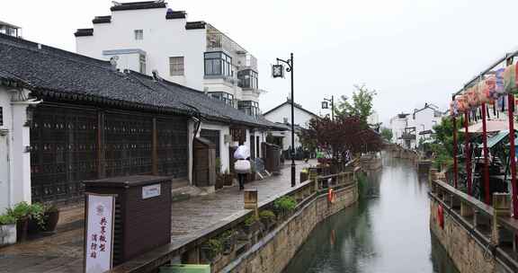 春天雨天苏州平江路唯美景观 清晨水乡老街