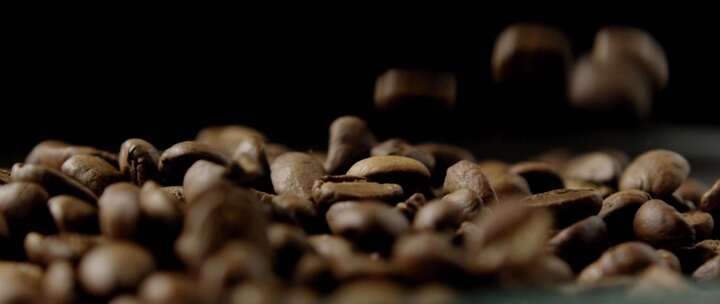 咖啡豆被洒在一堆里的微距镜头