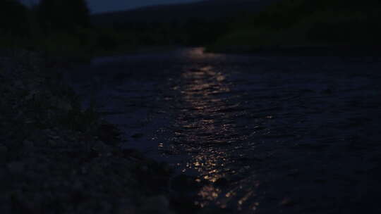 夜晚湖面水面月光倒影
