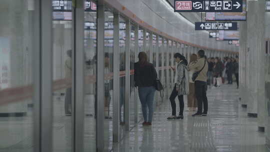地拍武汉地铁站乘客等待地铁