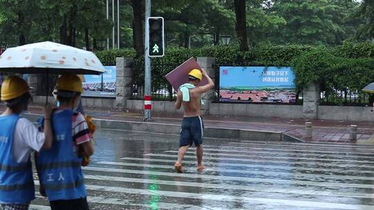 4K 下雨 雨天 大雨 行人灯红绿灯 马路