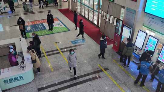 医院大厅导医台行色匆匆的人们