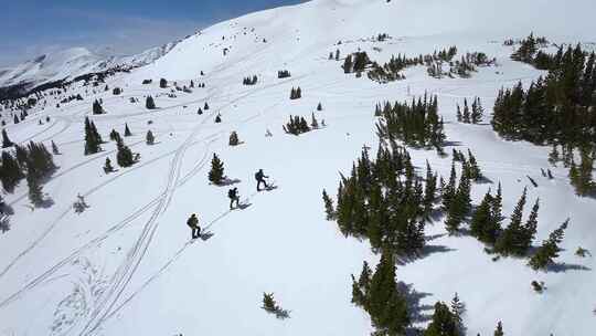 在落基山脉的后部进行空中滑雪视频素材模板下载