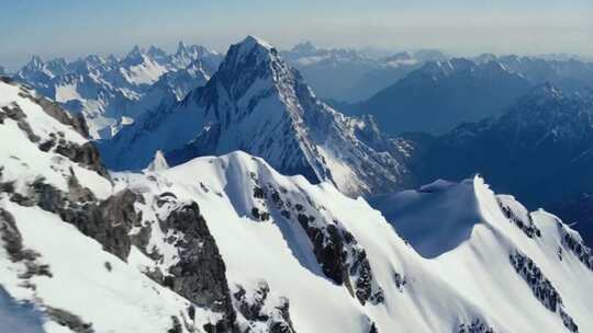 雪山山脉全景