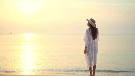 女子海滩漫步赏夕阳
