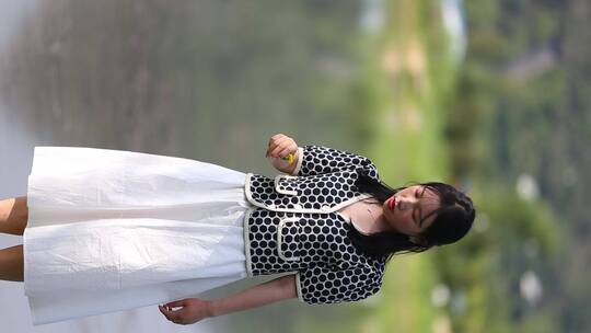济南华山公园，女孩展示秋天服装