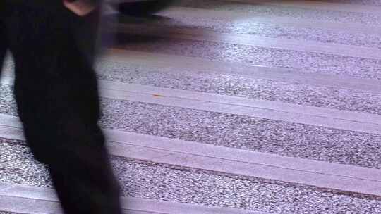 杭州城市夜晚行人过马路车流人流脚步视频素
