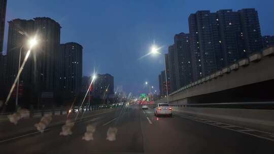 夜间公路景象