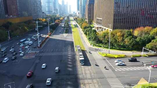 现代化城市道路及两旁高楼的景象