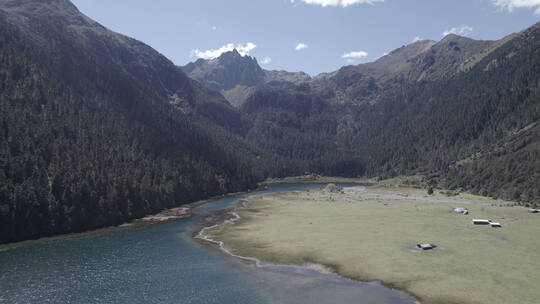 香格里拉高山湖泊