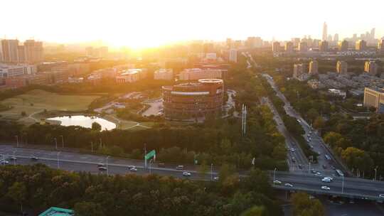 夕阳下的城市建筑与道路车流景象