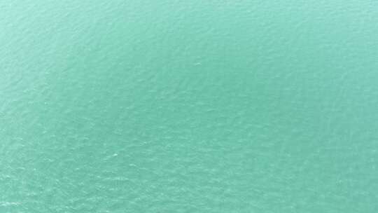 海面俯拍水面波光粼粼俯瞰湖面俯视河面绿水视频素材模板下载