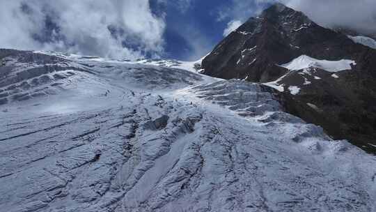 航拍攀登四川第二高峰中山峰冰川上的登山队