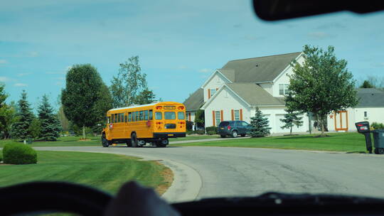 行驶在郊区道路上的校车视频素材模板下载
