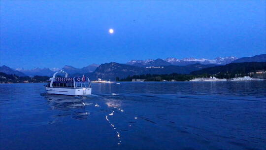 瑞士卢塞恩湖景 夜景 山脚下客轮圆月倒影