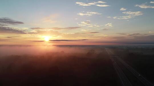 清晨的高速公路日出晨雾