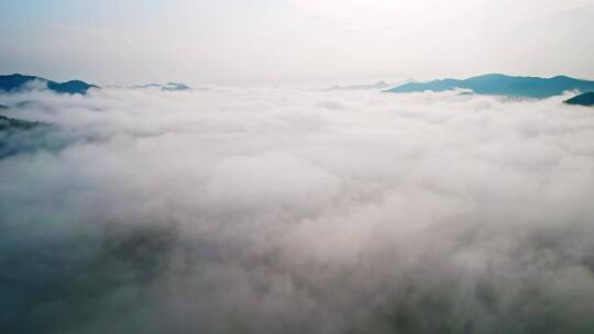 清晨大雾中的湖州安吉山区乡村航拍