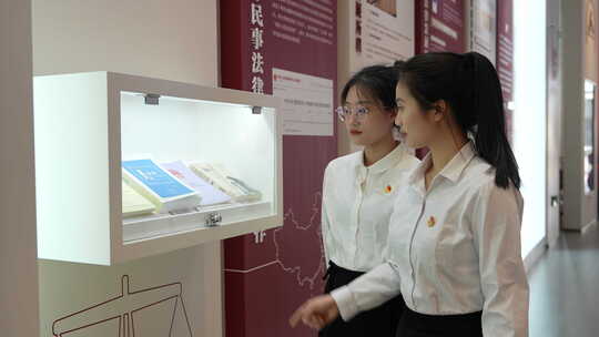 女孩参观法律书籍展览