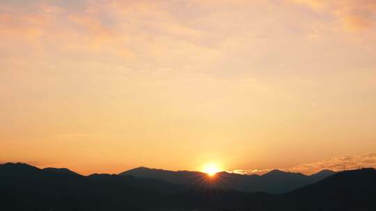 山峰日落延时黄昏夕阳山脉阳光森林夜幕降临