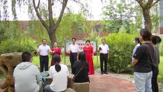 户外人群观看文艺表演