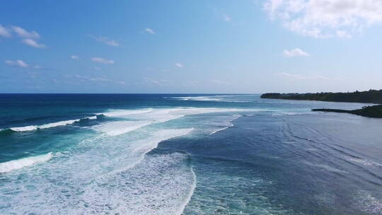 航拍壮观大海海浪层层浪花