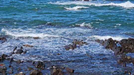 海边海浪击打岸边礁石