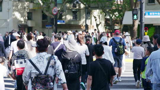 行人过马路城市日景交通