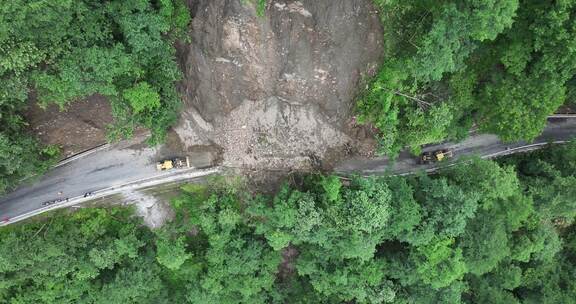 雨季泥水流塌方路段工程车抢修