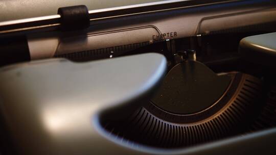 正在工作的复古打字机