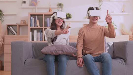 夫妇用虚拟眼镜机玩游戏