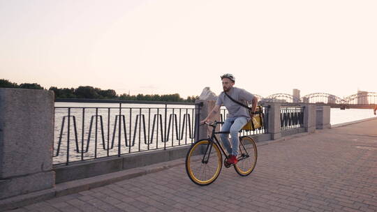 骑自行车送餐员视频素材模板下载