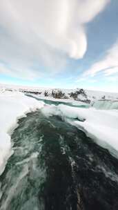 冰雪覆盖下湍急流动的河流