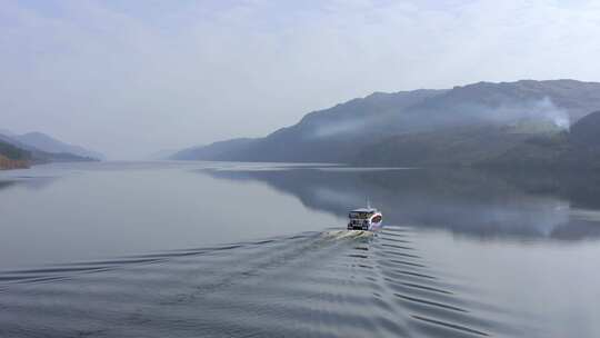 水上的旅游船