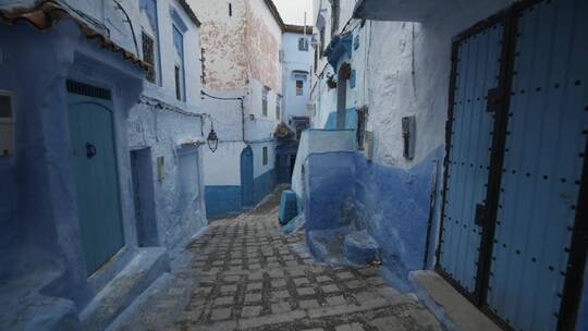 摩洛哥蓝色立面的美丽街道