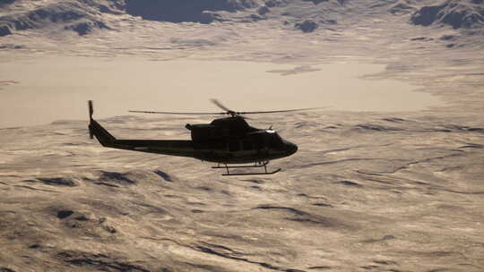 一架直升机在山脉上空飞行