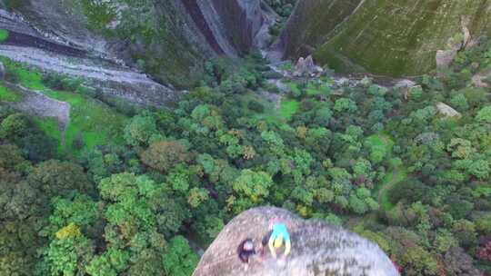 攀岩者攀岩悬崖登山危险视频素材模板下载