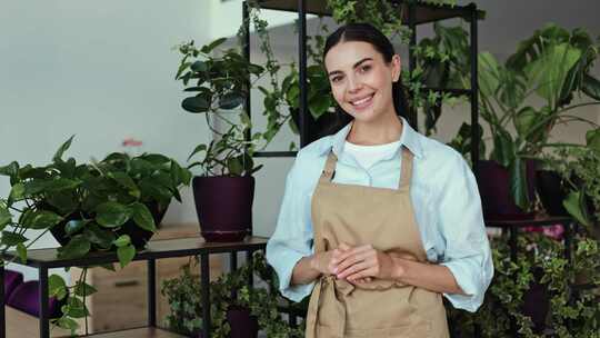 微笑的女企业家在她的植物商店