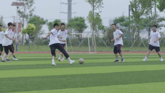学生踢足球高中中学 体育课踢足球视频素材模板下载